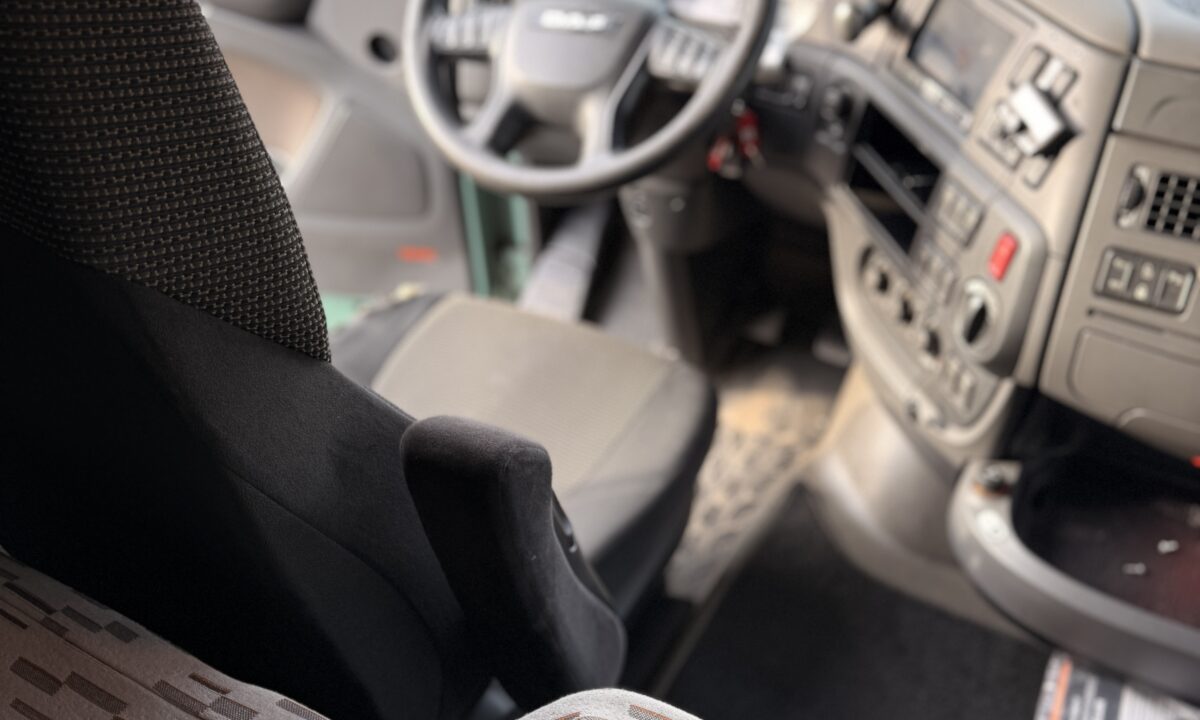 DAF  XF 460 8x2 Triple, Crane truck with Hiab crane 400 E-5 - Image 17