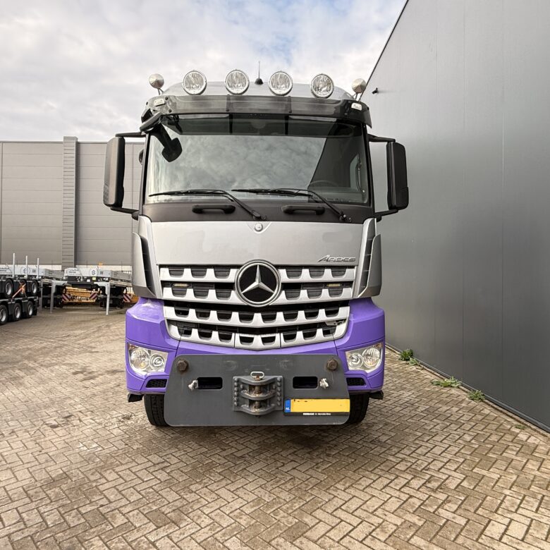 Mercedes Arocs 3352 180t 6x6 - Image 3