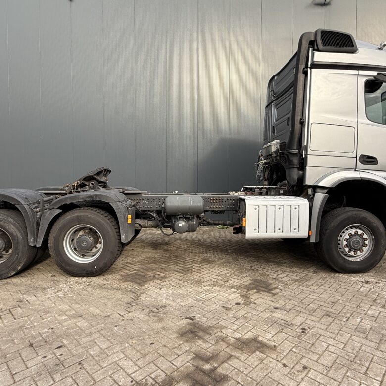 Mercedes Arocs 3352 180t 6x6 - Image 1