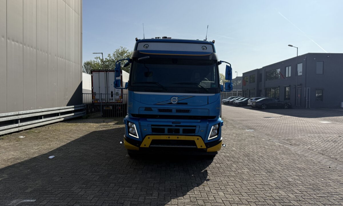 Volvo FMX540 8X4 3-side tipper with Palfinger PK34000-SH E - Image 9
