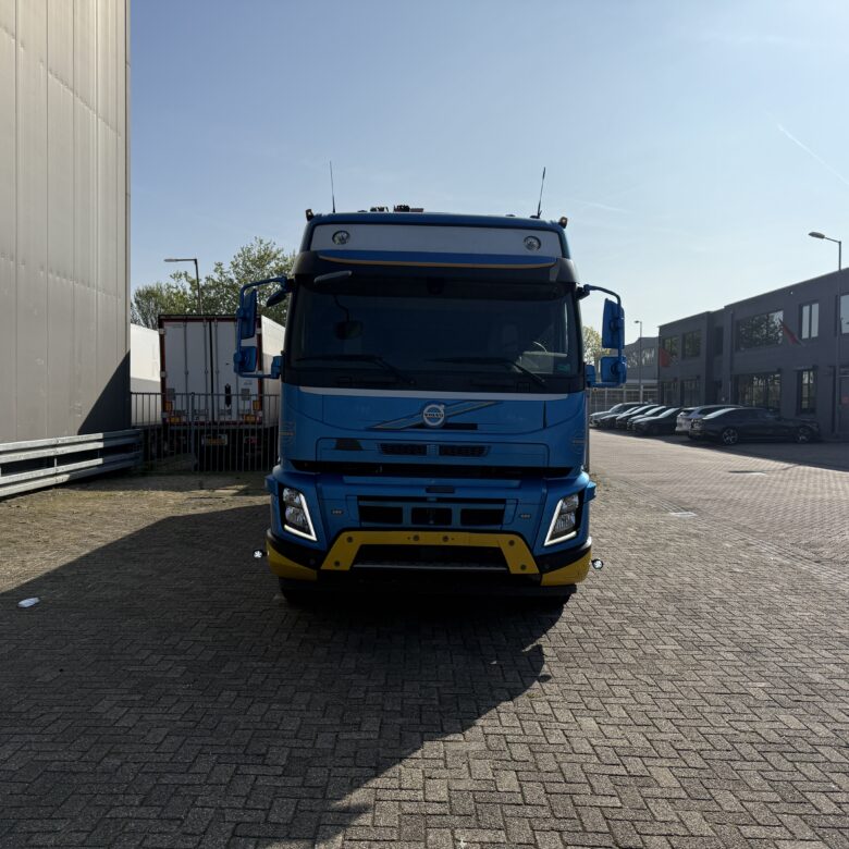 Volvo FMX540 8X4 3-side tipper with Palfinger PK34000-SH E - Image 9