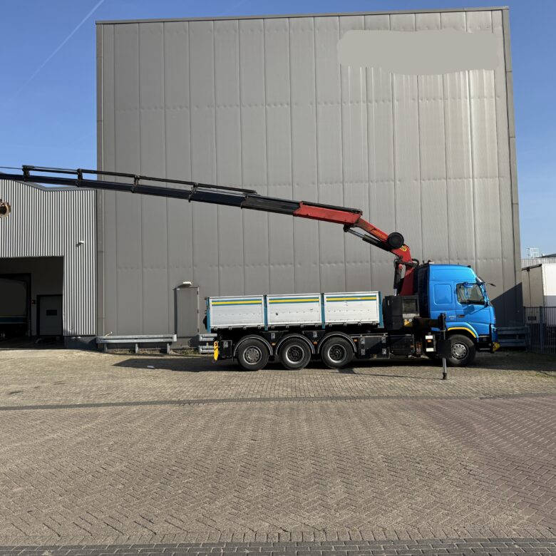 Volvo FMX540 8X4 3-side tipper with Palfinger PK34000-SH E - Image 4