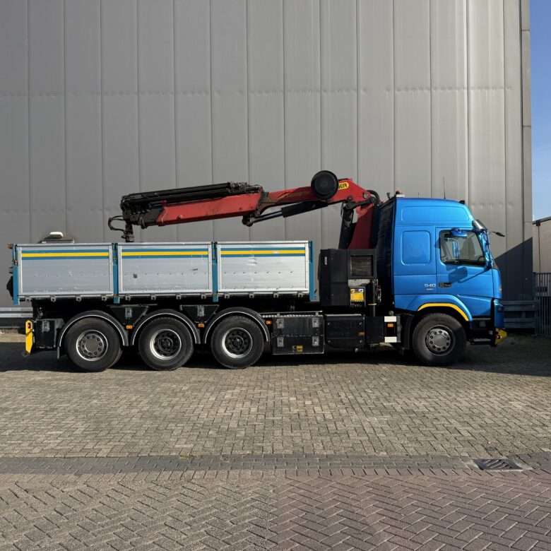 Volvo FMX540 8X4 3-side tipper with Palfinger PK34000-SH E - Image 3