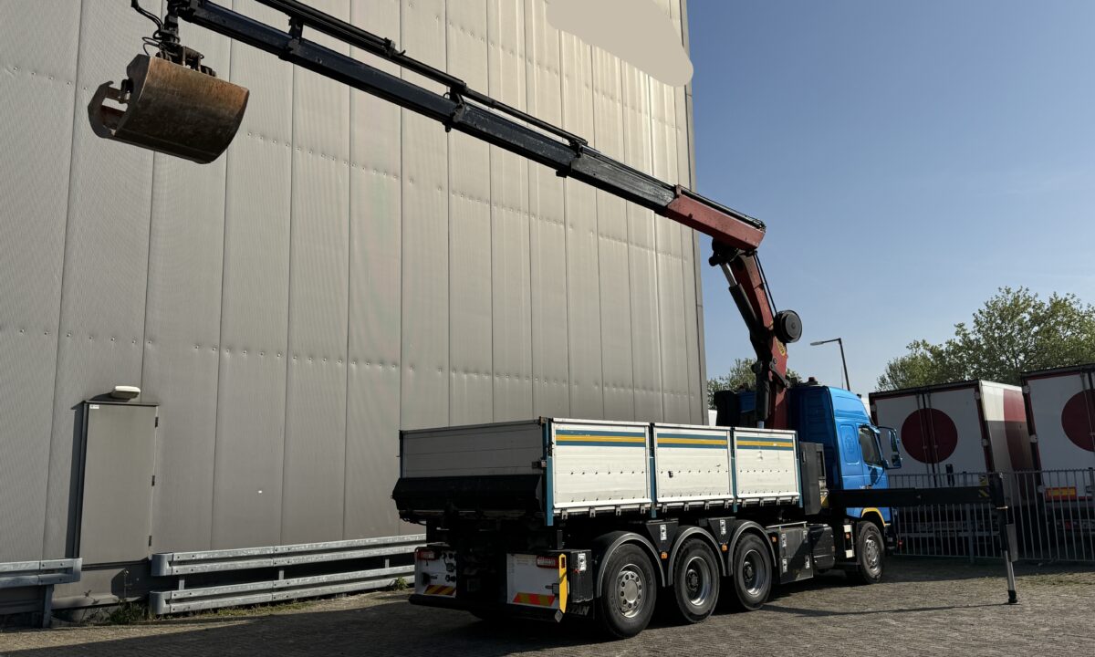 Volvo FMX540 8X4 3-side tipper with Palfinger PK34000-SH E - Image 6