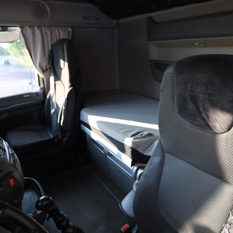 DAF  XF460, 6x2. Manual Gearbox - Image 9